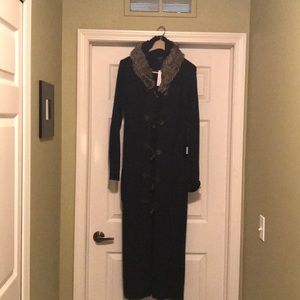 sweater with fur collar in navy blue.